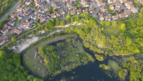 Humedales-Y-Paisaje-Residencial-Cerca-Del-Parque-Natural-Chafford-Gorges-En-Chafford-Hundred,-Inglaterra