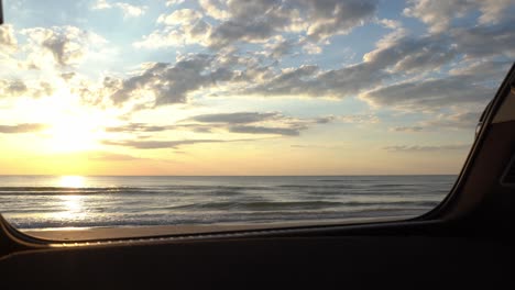 Toma-Deslizante-De-La-Puesta-De-Sol-Y-La-Vista-Al-Mar-Desde-El-Maletero-De-Un-Automóvil