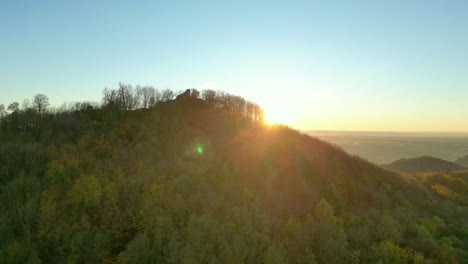 Ruinas-Del-Castillo-De-Löwenburg-En-La-Cima-De-Una-Colina-Llamada-Löwenburg-En-Siebengebirge-Con-Una-Increíble-Puesta-De-Sol-Durante-El-Otoño