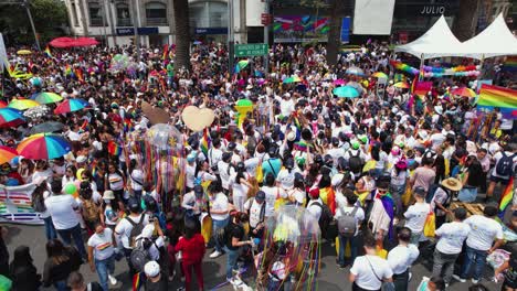 Vista-Aérea-De-Mucha-Gente-Celebrando-El-Orgullo-En-Las-Calles-De-La-Ciudad-De-México