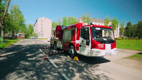 Aufnahmen-Von-Feuerwehrleuten,-Die-Im-Frühling-In-Osteuropa-Mit-Einem-Kran-üben