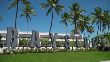 Video-En-Movimiento-En-El-Centro-De-Miami-Bayside-Letras-Logo-Todo-El-Día