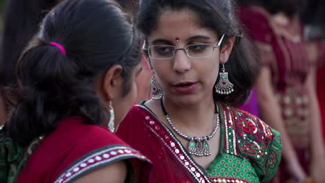 Las-Adolescentes-Hindúes-Hablan-En-El-Festival-De-Ganesh.