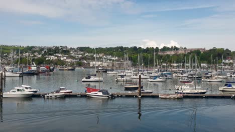 Vistas-Del-Pintoresco-Río-Dart-Desde-El-Tren-De-Vapor-De-Dartmouth-Del-Puerto-Lleno-De-Barcos-Y-Yates-Amarrados-En-Devon,-Inglaterra,-Reino-Unido