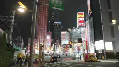 Langsamer-Schwenk-Von-Rechts-Nach-Links,-Während-Der-Abend-In-Tokio,-Japan,-Voranschreitet