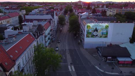 Fachadas-De-Edificios-Antiguos-Dignos-Calle-Larga-Vista-Aérea-Suave-Y-Mantecosa-Vuelo-Volar-Hacia-Adelante-Imágenes-De-Drones-Berlin-Steglitz,-Hora-Dorada-Verano-2022-Vista-Cinematográfica-Desde-Arriba-Guía-Turística-Por-Philipp-Marnitz