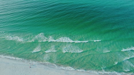 Luftaufnahme-über-Dem-Golf-Von-Mexiko,-Wunderschöne-Smaragdgrüne-Küste-Mit-Sanften-Wellen,-Die-Auf-Einen-Weißen-Sandstrand-Treffen