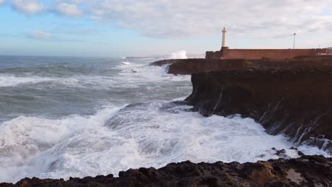 Las-Olas-Rompen-En-La-Orilla-Frente-Al-Faro-De-Rabat-En-Marruecos.