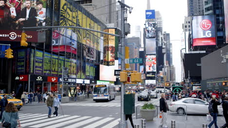 Timelapse-De-Times-Square-Con-Tráfico-Y-Gente.