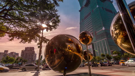 Zeitraffer-Eines-Touristen,-Der-Durch-Die-Innenstadt-Läuft,-Mit-Spiegelung-Der-Kugeln-In-Der-Mitte-Und-Dem-101-Tower-Im-Hintergrund---Stadt-Taipeh-In-Taiwan-An-Einem-Sonnigen-Tag