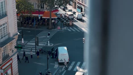 Una-Esquina-De-Una-Calle-De-París-Filmada-Desde-Lo-Alto.