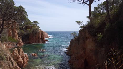 Panorama-Slowmo-Ansicht-Einer-Klippe-Felsigen-Küste-In-Costa-Brava-Katalonien,-Blaues-Und-Grünes-Wasser,-Mittelmeer