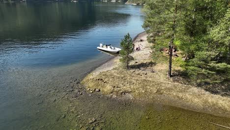 Luftaufnahme-Einer-Touristenfamilie-Auf-Einer-Rib-Safari-Beim-Mittagessen-Auf-Einer-Versteckten-Insel-Im-Fjord