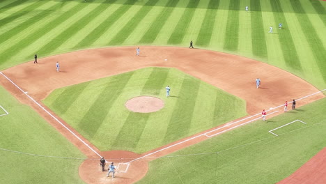 Estadio-De-Béisbol-Estadio-Gradas-Vista-De-Gradas,-Partido-Profesional-De-Liga-Mayor-Blue-Jays-Toronto-Club-Vs-Red-Sox,-Jugadores-Jugando-En-El-Campo-Verde,-Multitud-De-Espectadores-Fanáticos-En-Las-Gradas,-Vista-Alejada