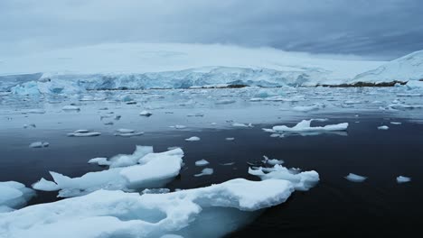 Big-Beautiful-Glacier-in-Winter-Landscape-in-Antarctica-on-Zodiac-Boat-Trip-Tour-Excursion-on-Antarctic-Peninsula,-Tracking-Moving-Shot-with-Movement-in-Icy-Winter-Scenery-on-Antarctic-Peninsula