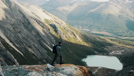 Männlicher-Wanderer-Mit-Blick-Auf-Die-Laguna-Esmeralda-Vom-Gletscher-Ojo-Del-Albino-In-Argentinien---Weitwinkelaufnahme