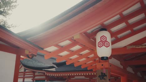 Japanische-Laterne-Hängt-Am-Itsukushima-Schrein-Mit-Sonnenbeschienenem-Hintergrund