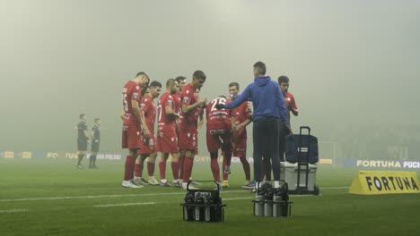 Jugadores-De-Fútbol-Profesionales-Hablando-Y-Bebiendo-Agua-Durante-El-Descanso-Del-Partido