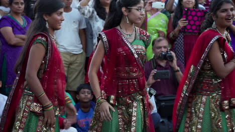 Jóvenes-Bailarines-Hindúes-Actúan-En-El-Festival-Ganesh.