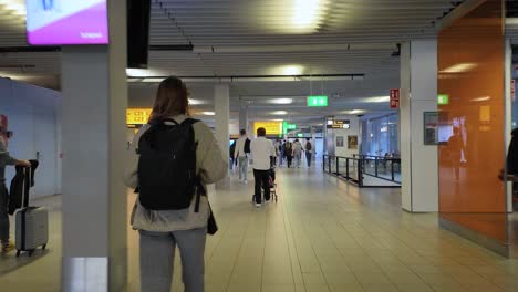 Menschenmassen-Im-Amsterdamer-Flughafen-Schiphol-In-Den-Niederlanden---Hyperlapse