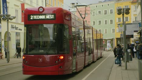 Innsbruck-Straßenbahn-System-Belebten-Kreuzung