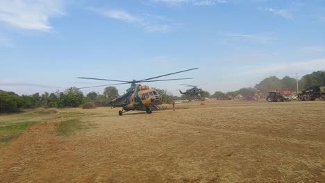 Helicóptero-Derecho-Despegando-Con-El-Tanque-De-Agua-Vacío-Para-Ir-A-Combatir-Un-Incendio-Forestal