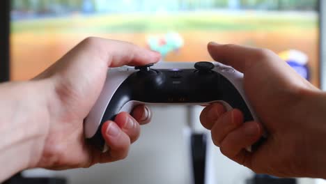 Mann-Spielt-Mit-Playstation-5