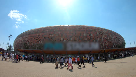 Lapso-De-Tiempo-De-Personas-Afuera-De-Un-Estadio-De-Fútbol-Llegando-A-Ver-El-Partido