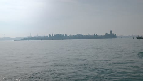 Vista-Lejana-De-Una-Isla-Al-Otro-Lado-Del-Agua-En-Venecia,-Italia,-En-Un-Día-Brumoso