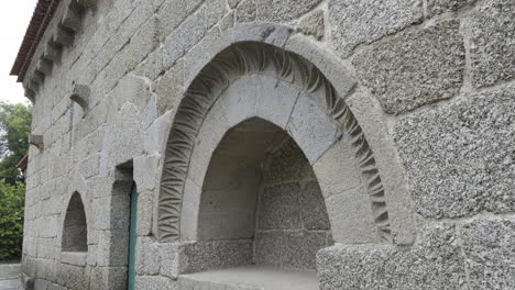 Construcción-Medieval-Con-Arcos-Fuera-De-Fortaleza-En-Guimaraes-Portugal