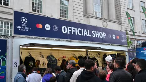 Tienda-Oficial-De-La-Liga-De-Campeones-De-La-UEFA,-Regents-Street,-Londres,-Reino-Unido