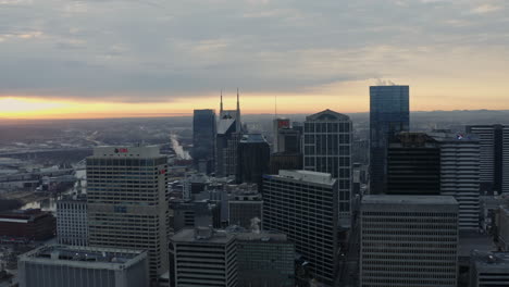 Luftaufnahme-Der-Skyline-Der-Innenstadt-Von-Nashville,-Tennessee,-Bei-Sonnenaufgang,-4k