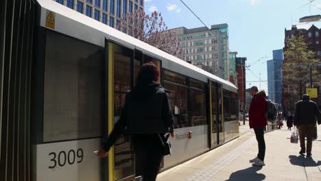 Leute-Steigen-Aus-Der-Straßenbahn-An-Der-St