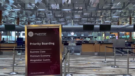 Beschilderung-Für-Die-Priority-Boarding-Spur-Im-Flughafen-Changi,-Singapur-–-Keine-Leute-In-Der-Schlange-–-Halbtotale