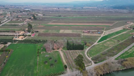 Campos-De-La-Ciudad-De-Miravet-En-Tarragona,-España,-Cerca-De-Un-Río,-Vista-Aérea