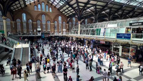 Multitudes-De-Personas-Esperando-En-El-Vestíbulo-De-La-Estación-De-Liverpool-Street-Para-Sus-Trenes.