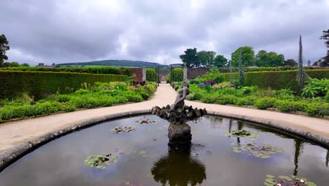 Powerscourt-Gardens-Mit-Reich-Verzierten,-Vergoldeten-Toren,-Einer-Wunderschönen-Statue-Und-Einem-Teich-In-Den-Formalen-Gärten,-Wicklow,-Irland,-Epische-Orte