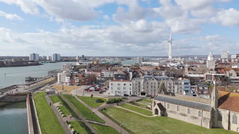 Flug-Von-Southsea-Common-In-Richtung-Der-Alten-Docks-Von-Portsmouth-Mit-Hafen-Und-Spinnaker-Turm-Im-Hintergrund-An-Einem-Sonnigen-Tag