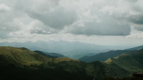 Landschaft-Mit-Bergen-Und-Grünen-Wäldern