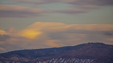 Panorama-Zeitraffer-Von-Wolken,-Die-Wie-Ein-Milchiger-Ozean-über-Die-Berge-Fließen