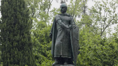 Statue-Von-Afonso-Henrique-Im-Regen-In-Den-Gärten-Des-Schlosses-Von-Guimaraes