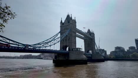 Tower-Wharf,-Londres,-Inglaterra,-Donde-El-Majestuoso-Tower-Bridge-Es-El-Punto-Focal.