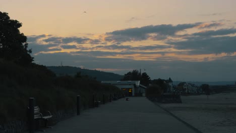 Wunderschöner-Sonnenaufgang-über-Der-Bucht-Von-Swansea-Auf-Der-Promenade-Mit-Bänken