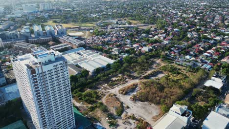 Drohnenaufnahme-Eines-Sich-Entwickelnden-Stadtgeländes-Mit-Gebäuden-Und-Wohngebieten-In-Alabang,-Muntinlupa-City,-Philippinen