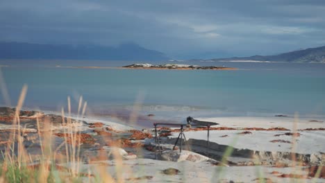 Eine-Professionelle-Kamera-Auf-Dem-Schieber-Steht-Am-Sandstrand-Und-Filmt-Die-Landschaft