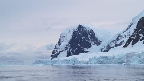 Glaciar-Y-Montañas-Al-Atardecer-En-La-Costa,-Paisaje-Montañoso-Antártico-De-Paisaje-Costero,-Escena-Azul-De-Invierno-Con-Hielo-Y-Agua-De-Mar,-Paisaje-Marino-De-La-Península-Antártica-En-Una-Hermosa-Escena-Dramática