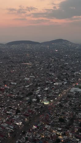 Ecatepec-En-Pantalla-Vertical,-Cae-La-Tarde,-Se-Ilumina-La-Ciudad