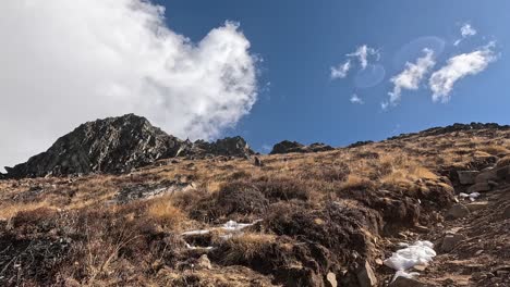 Blick-Entlang-Der-Steilen-Hänge-Des-Wanderweges-Zum-Berg-Kyanjin-Ri