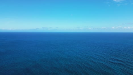 Antena-Estática-Del-Océano-Pacífico-Frente-A-La-Costa-De-La-Isla-Grande,-Hawai