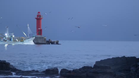 Fischtrawler-Verlässt-Den-Hafen-Am-Nachmittag-Vorbei-Am-Roten-Leuchtturm-In-Omu,-Hokkaido